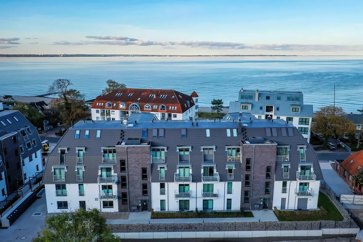 Eigentumswohnanlage mit Ladenzeile an der Strandstraße in Timmendorfer Strand, von oben, dahinter die Ostsee