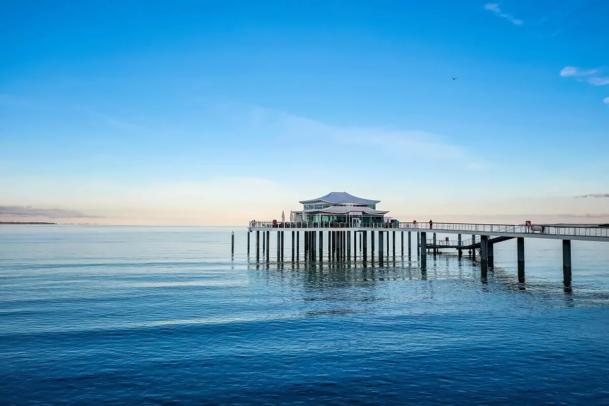 Ostsee bei Timmendorfer Strand mit Seebrücke im Morgenlicht