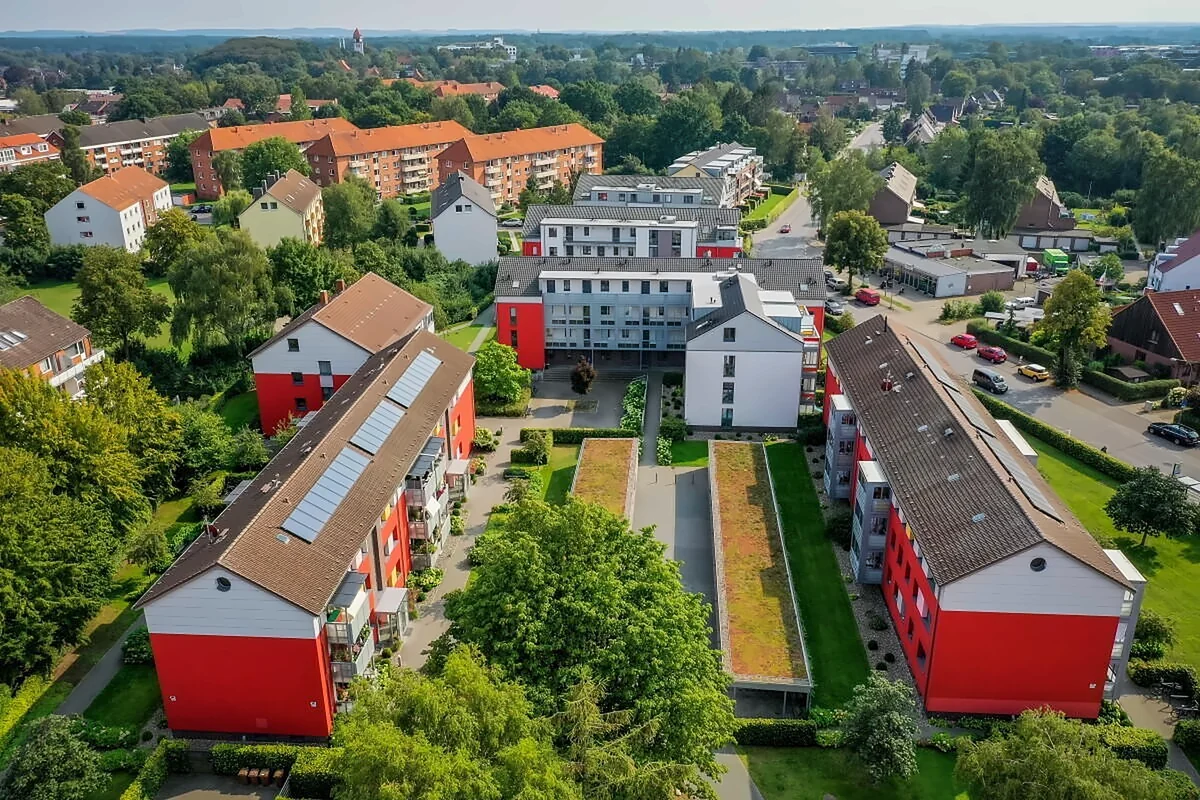 Genossenschaftswohnungen am Mönkhofer Weg in Lübeck mit roten Fassaden, von oben