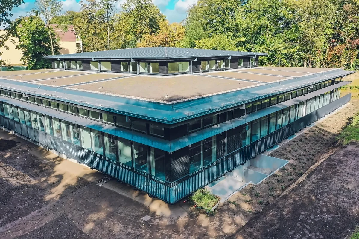 Verwaltungsgebäude des Rosenhofs in Ahrensburg mit Glasfassade, von oben