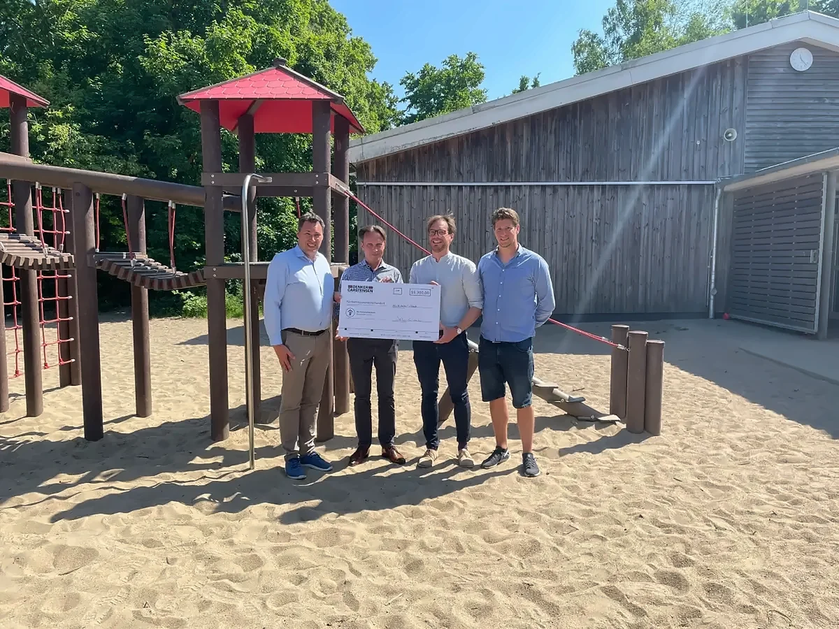 Spendenübergabe an den Kinderschutzbund Lübeck auf einem Spielplatz